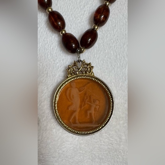 Vintage Goldette Root Beer Lucite Necklace Venus & Cupid Amber Intaglio Pendant - Picture 6 of 6